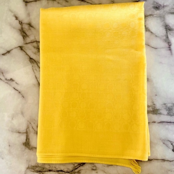 Salvatore Ferragamo shawl soft yellow color - Picture 4 of 9